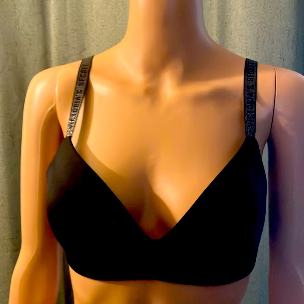 Victoria’s Secret black bra
Size 34D 
Like New